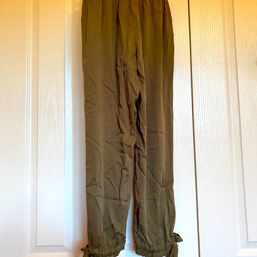 Lulus olive green Capri linen pants size small